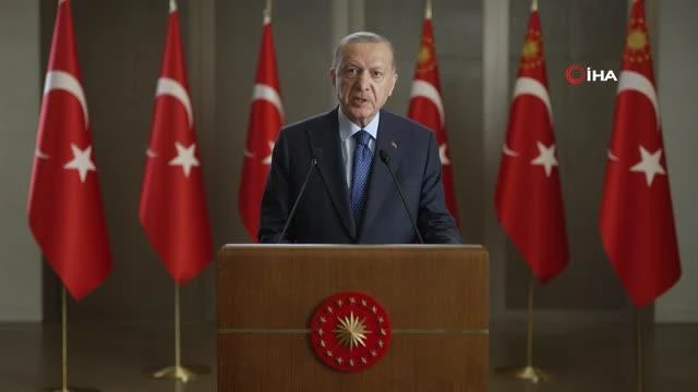 Cumhurbaşkanı Erdoğan: "Diğer stratejik sıkıntılarda olduğu üzere medya ve irtibat konusunda da kendi göbeğimizi kendimiz kesmeliyiz"
