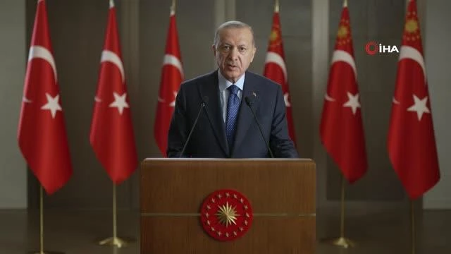 Cumhurbaşkanı Erdoğan: "Diğer stratejik sıkıntılarda olduğu üzere medya ve irtibat konusunda da kendi göbeğimizi kendimiz kesmeliyiz"