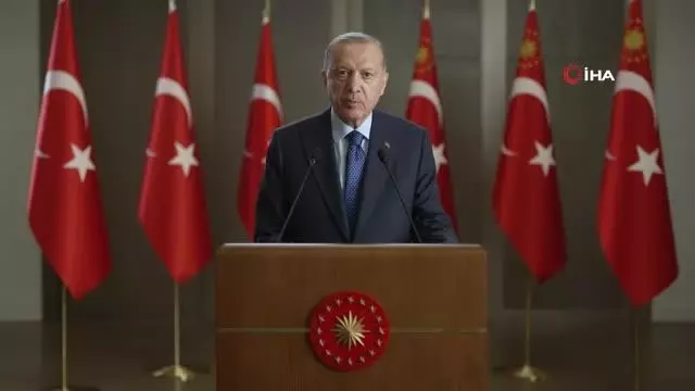 Cumhurbaşkanı Erdoğan: "Diğer stratejik sıkıntılarda olduğu üzere medya ve irtibat konusunda da kendi göbeğimizi kendimiz kesmeliyiz"