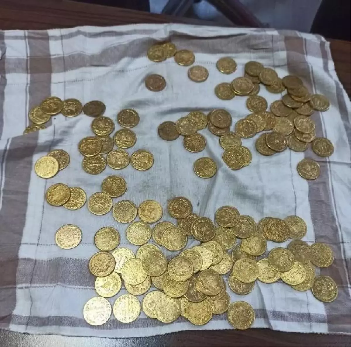 'Dedemde 120 Osmanlı altını var' deyip, dolandırmak istediler