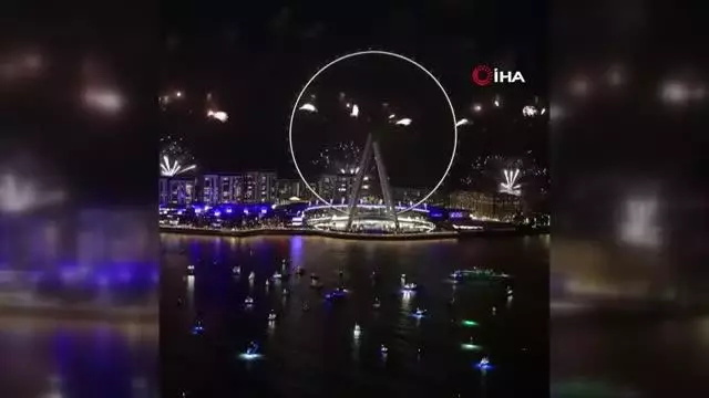 Dünyanın en büyük dönme dolabı Dubai'de açıldı