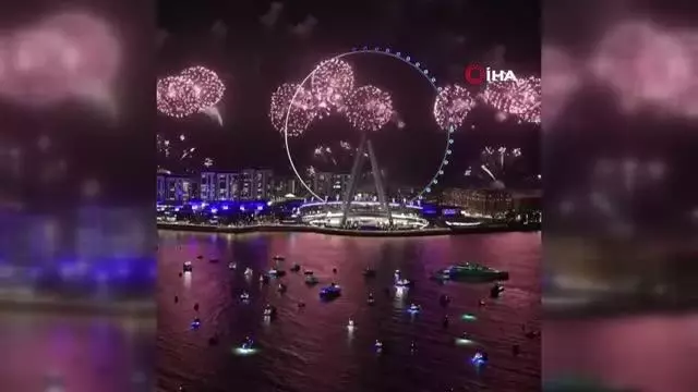 Dünyanın en büyük dönme dolabı Dubai'de açıldı