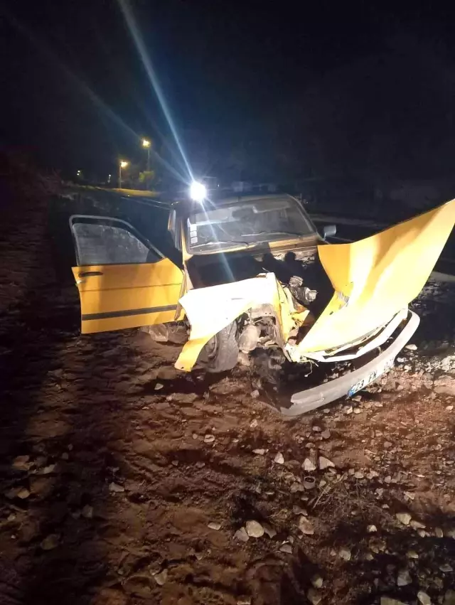 Elazığ'da tren otomobile çarptı: 2 yaralı
