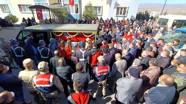 Son dakika: Şehit Jandarma Uzman Çavuş Burak Tortumlu'nun cenazesi helallik almak için baba ocağına getirildi