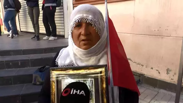 Evlat nöbetindeki anneden oğluna Kürtçe 'teslim ol' çağrısı