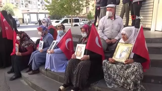 Evlat nöbetindeki anneden oğluna Kürtçe 'teslim ol' çağrısı
