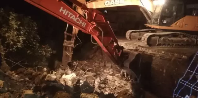 Gece çöken köprü sabaha kadar onarılarak yeniden ulaşım sağlandı