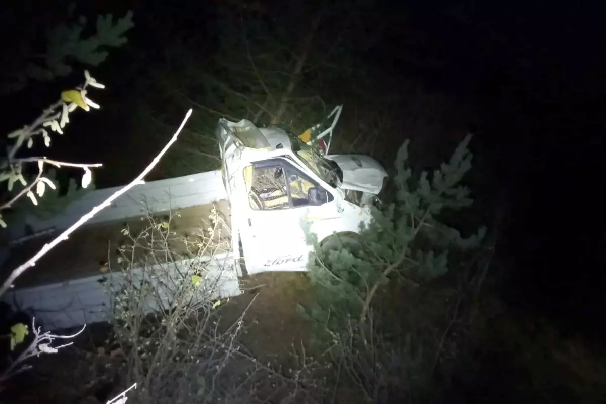 Gümüşhane'de kamyonet uçuruma yuvarlandı: 2 ölü, 1 yaralı