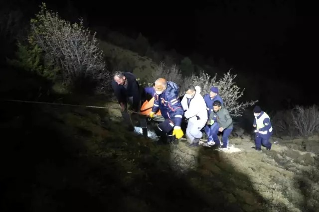 Gümüşhane'de kamyonet uçuruma yuvarlandı: 2 ölü, 1 yaralı