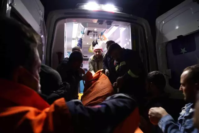 Gümüşhane'de kamyonet uçuruma yuvarlandı: 2 ölü, 1 yaralı