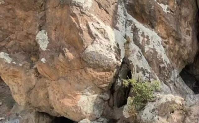 Kaş yapalım derken göz çıkardılar! Tarihi mağaranın duvarlarındaki yazıları silmek yerine sıvayla kapattılar