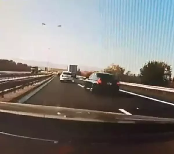 İki otomobil sürücüsünün yarışı kazayla bitti