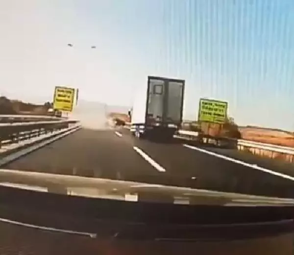 İki otomobil sürücüsünün yarışı kazayla bitti