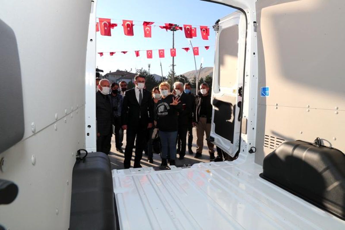 Hayırsever İş Adamı Sahipsiz Hayvan Ambulansı Olarak Kullanılmak Üzere Minibüs Bağışladı