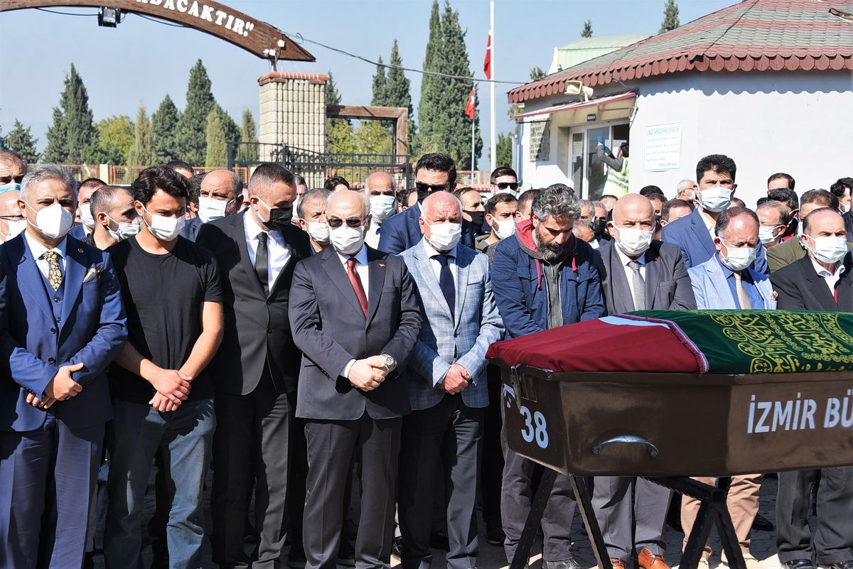 Kovid-19'dan vefat eden eski Kemalpaşa Belediye Başkanı Özüdoğru'nun cenazesi defnedildi
