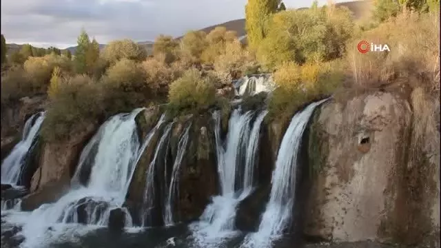 Muradiye Şelalesi'nde sonbahar güzelliği