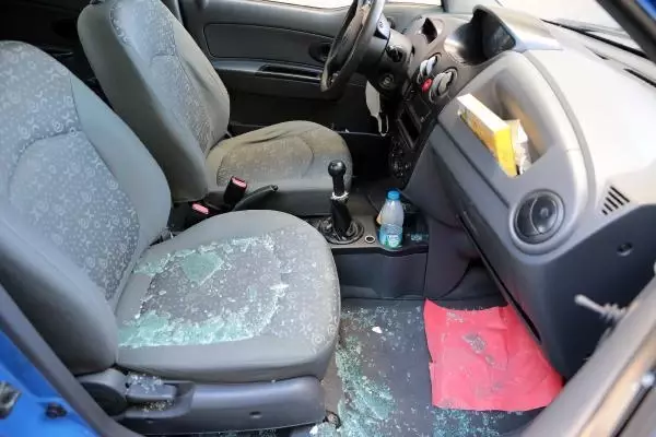 Son dakika... Ölümle tehdit eden kocası, otomobilinin camlarını kırdı
