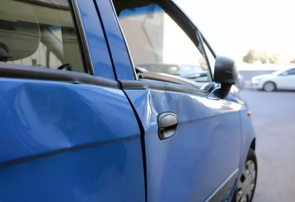 Son dakika... Ölümle tehdit eden kocası, otomobilinin camlarını kırdı