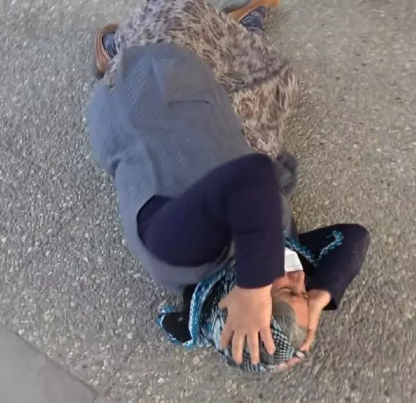 Anne, otomobil çalan oğluna adliye çıkışı saldırıp tepki gösterdi