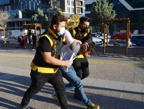 Anne, otomobil çalan oğluna adliye çıkışı saldırıp tepki gösterdi