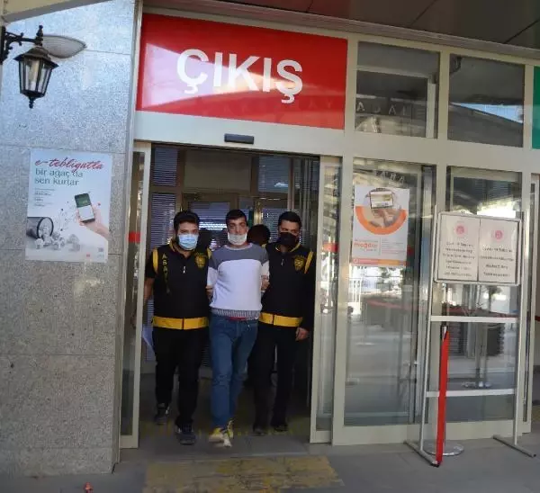 Anne, otomobil çalan oğluna adliye çıkışı saldırıp tepki gösterdi