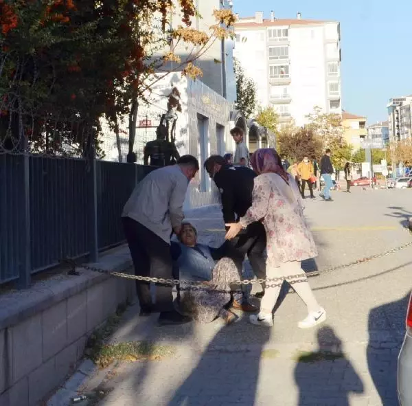 Anne, otomobil çalan oğluna adliye çıkışı saldırıp tepki gösterdi