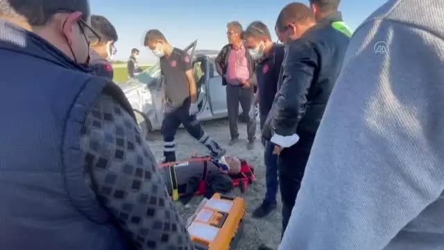 Otomobilin şarampole devrilmesi sonucu 2 kişi yaralandı