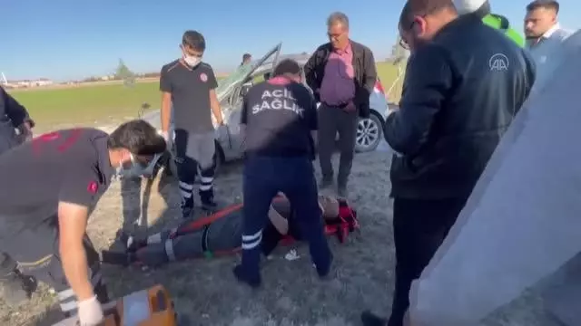 Otomobilin şarampole devrilmesi sonucu 2 kişi yaralandı