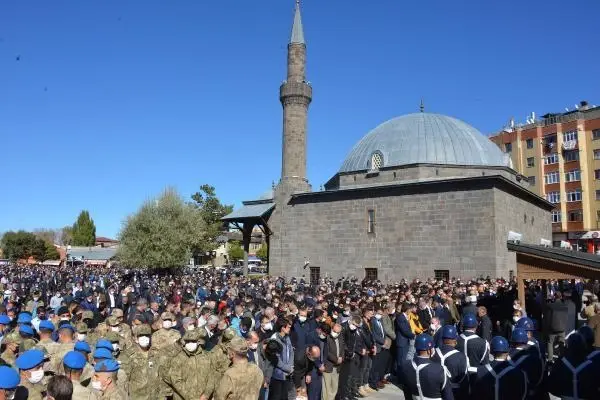 ŞEHİT JANDARMA UZMAN ÇAVUŞ SON YOLCULUĞUNA UĞURLANDI-2