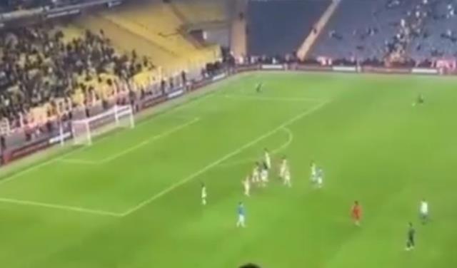 Alkışlanmayı bekleyen Fenerbahçeli futbolcular, taraftarın yansısıyla kahroldu