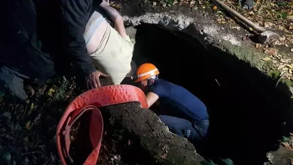 Su kuyusuna düşen inek, itfaiye ekiplerince kurtarıldı