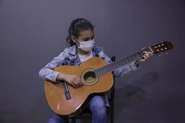 Türkiye'ye sığınan Suriyeli müzisyen, müziğin lisanıyla halklar ortasındaki mahzurların yıkılabileceğine inanıyor
