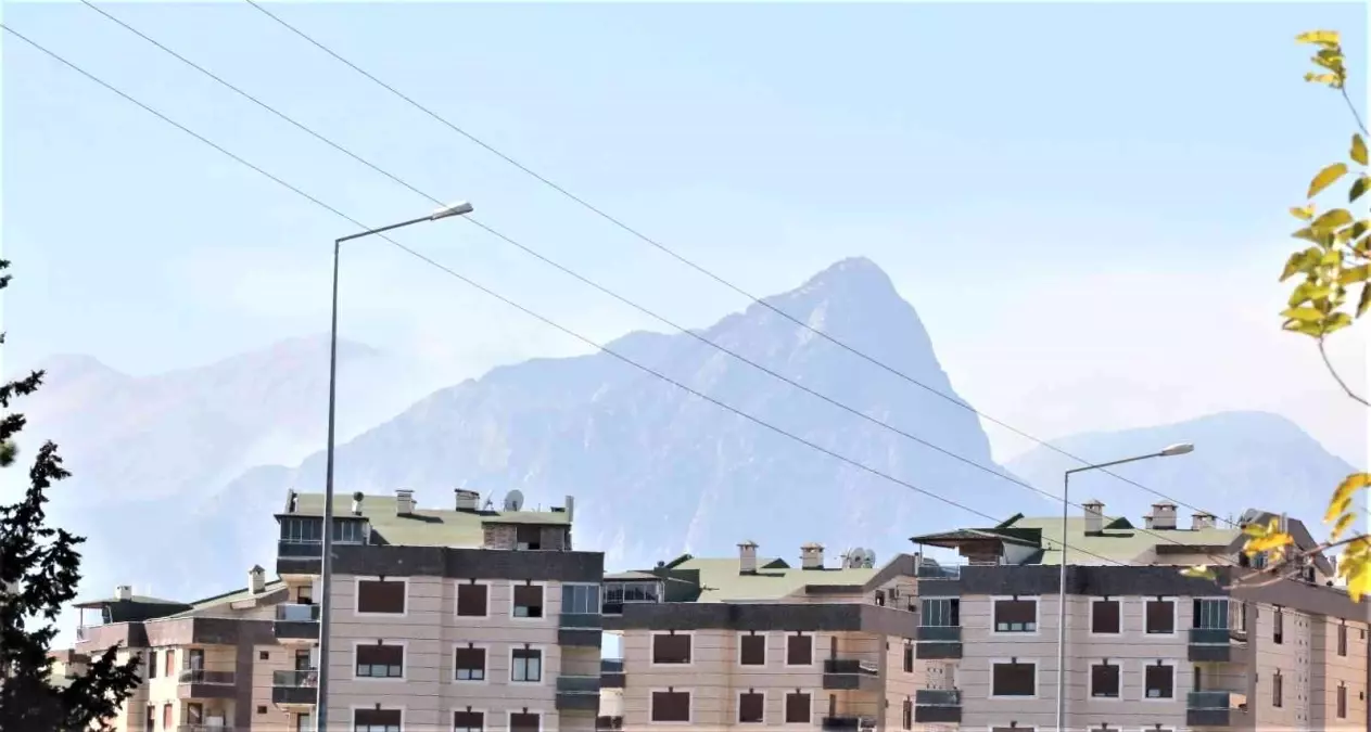 Antalya'da şehir merkezine yakın dağlık alandaki yanına havadan karadan müdahale ediliyor