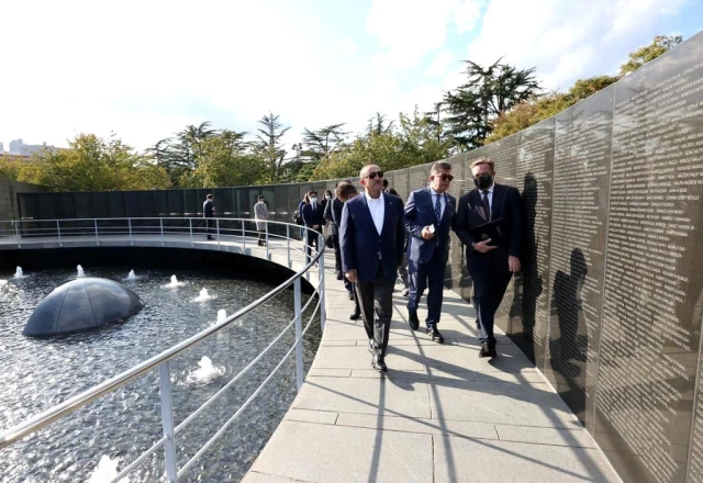 Son dakika haberi | Bakan Çavuşoğlu'ndan Kore şehitlerinin yattığı BM Anıt Mezarlığı'na ziyaret