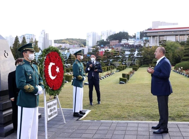 Son dakika haberi | Bakan Çavuşoğlu'ndan Kore şehitlerinin yattığı BM Anıt Mezarlığı'na ziyaret
