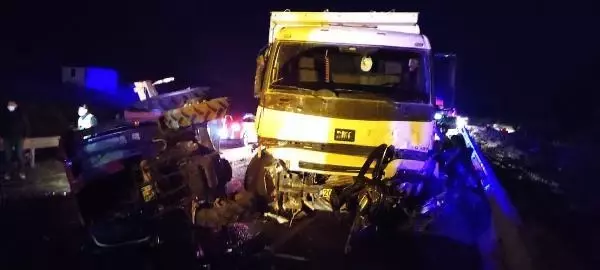 Kontrolden çıkan kamyon önce traktöre sonra da karşıdan gelen otomobile çarptı: 5 ölü, 1 yaralı
