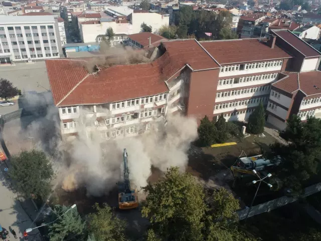 Son dakika gündem: Bursa'da 34 yıllık hükümet konağının yıkımı gerçekleştirildi
