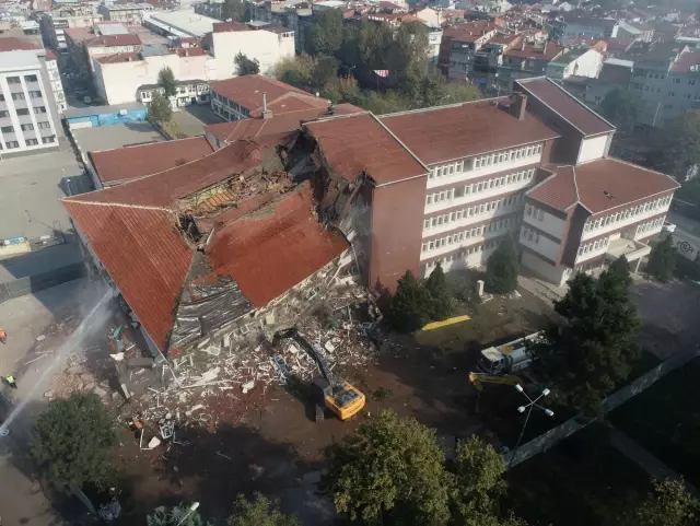 Son dakika gündem: Bursa'da 34 yıllık hükümet konağının yıkımı gerçekleştirildi