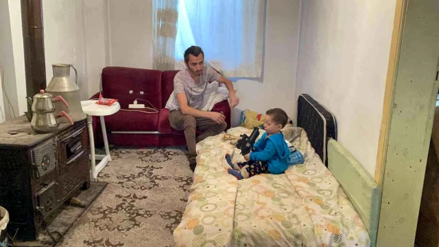 Çaresiz baba, 2 yaşındaki oğluyla uzanacak yardım eli bekliyor