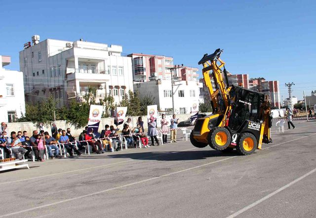 İş makinasıyla yapılan birbirinden ilginç gösteri ilgi gördü
