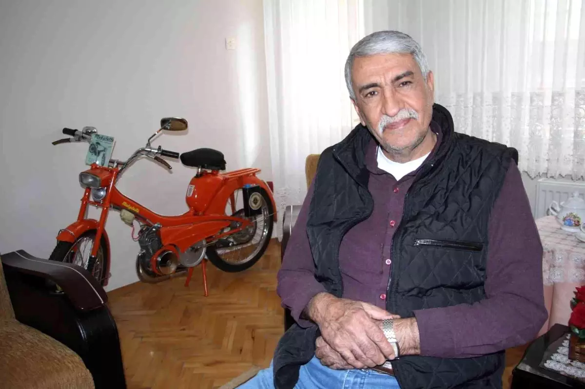 Misafirler şaşırıp kalıyor! 1970 model motosikleti evinin misafir odasında saklıyor
