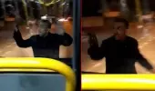 Eli bıçaklı saldırgan, halk otobüsünün camını parçaladı! Yolcuların panik anları saniye saniye kamerada