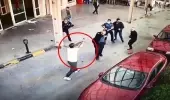Hastane önünde silahlı çatışma! Polisin silahını alıp kurşun yağdırdı, o anlar kamerada
