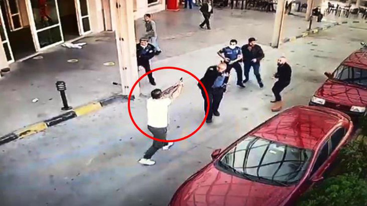 Hastane önünde silahlı çatışma! Polisin silahını alıp kurşun yağdırdı, o anlar kamerada