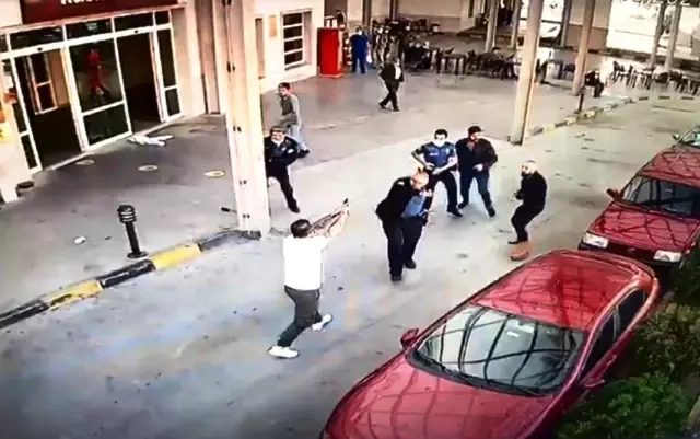 Hastane önünde silahlı çatışma! Polisin silahını alıp kurşun yağdırdı, o anlar kamerada
