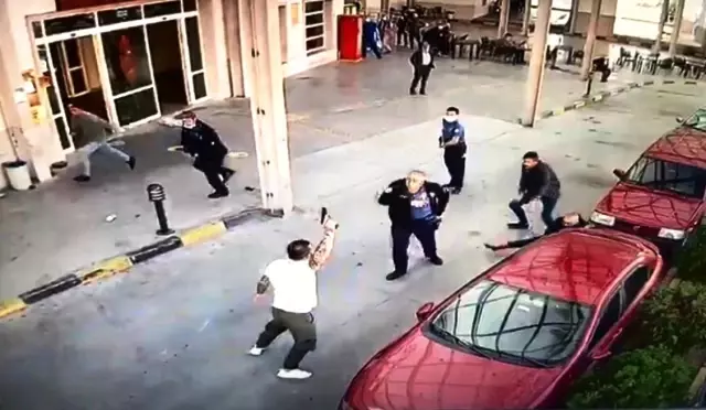 Hastane önünde silahlı çatışma! Polisin silahını alıp kurşun yağdırdı, o anlar kamerada Hastane önünde silahlı çatışma! Polisin silahını alıp kurşun yağdırdı, o anlar kamerada