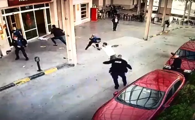 Hastane önünde silahlı çatışma! Polisin silahını alıp kurşun yağdırdı, o anlar kamerada Hastane önünde silahlı çatışma! Polisin silahını alıp kurşun yağdırdı, o anlar kamerada