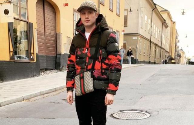 19 yaşındaki rapçi Einar, evininde önünde uğradığı silahlı hücumda hayatını yitirdi
