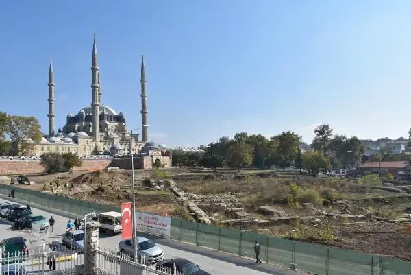 Son dakika haber | SELİMİYE CAMİİ'NİN ÇEVRE DÜZENLEMESİNDE ROMA DÖNEMİNE AİT AİLE MEZARI BULUNDU