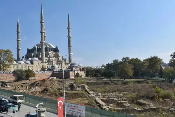 Son dakika haber | SELİMİYE CAMİİ'NİN ÇEVRE DÜZENLEMESİNDE ROMA DÖNEMİNE AİT AİLE MEZARI BULUNDU